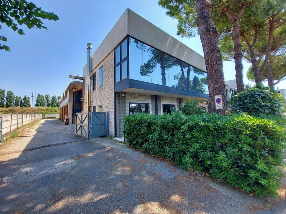 #18258 Capannone commerciale con show room e pertinenza esclusiva in vendita - foto 4