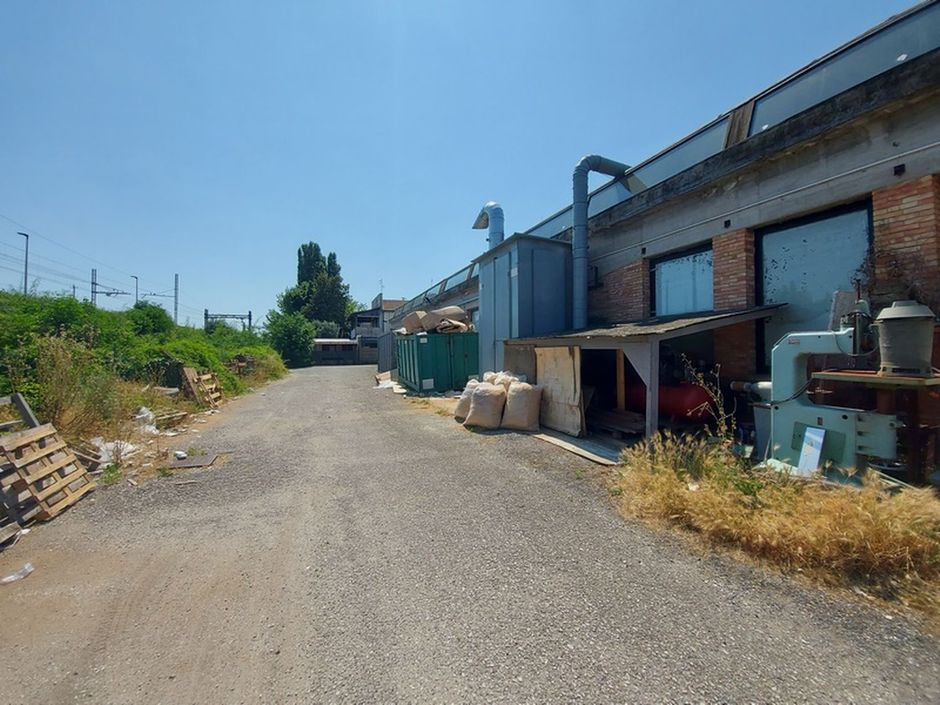 #18258 Capannone commerciale con show room e pertinenza esclusiva in vendita - foto 14