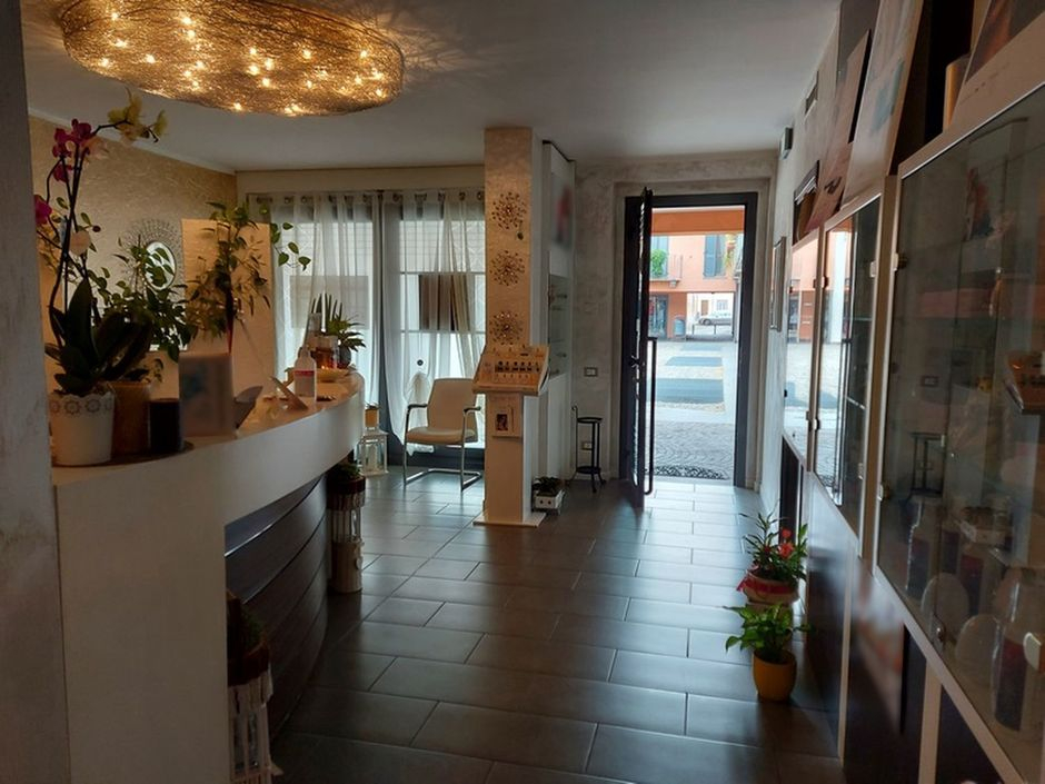 #18276 Locale commerciale al piano terra con posto auto e cantina in vendita - foto 3