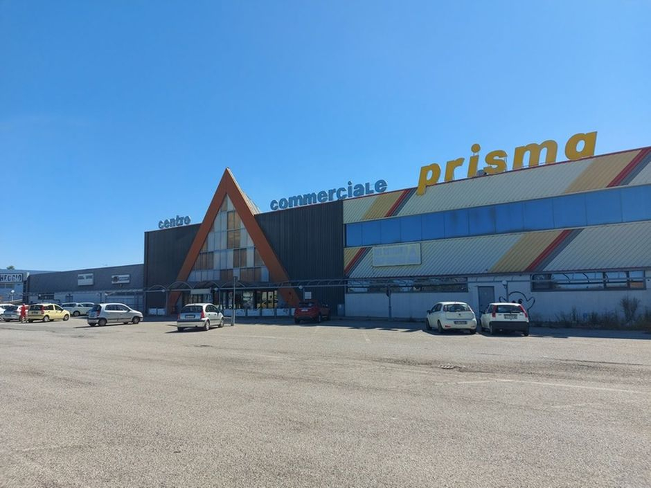 #18501 Centro commerciale di due piani con ampio parcheggio in vendita - foto 2