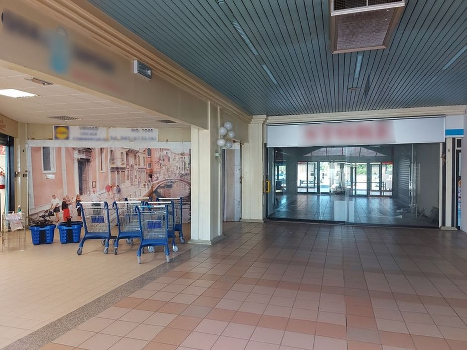 #18501 Centro commerciale di due piani con ampio parcheggio in vendita - foto 12