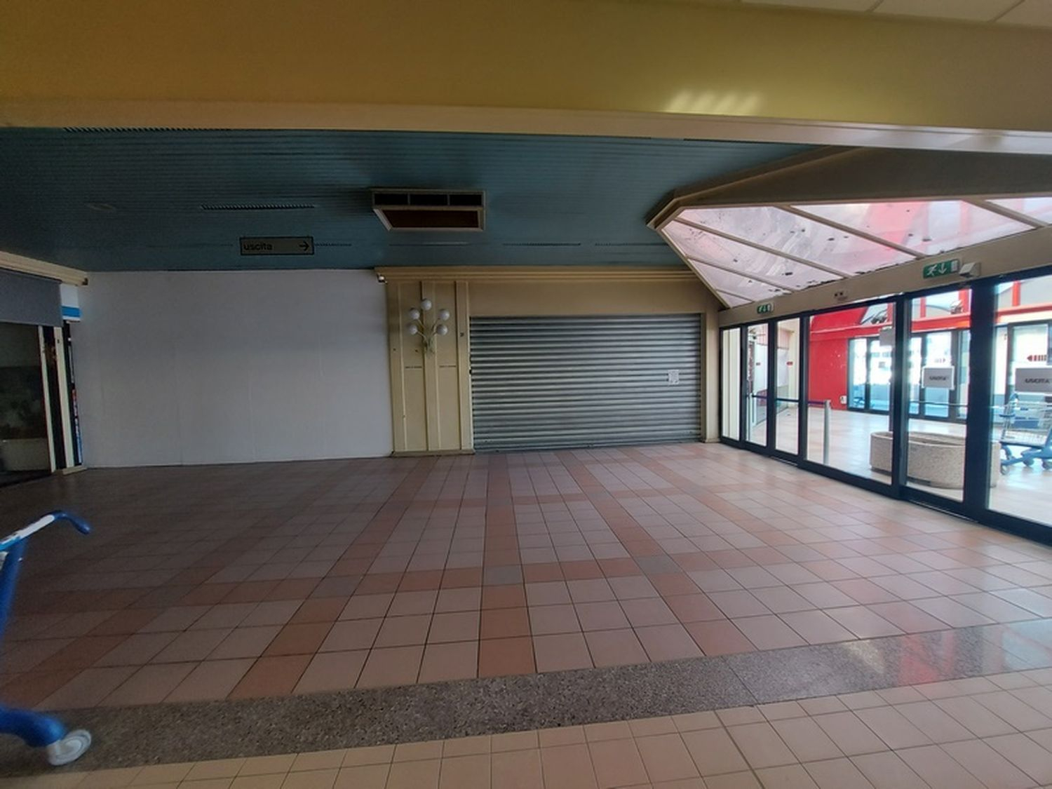 #18501 Centro commerciale di due piani con ampio parcheggio in vendita - foto 13