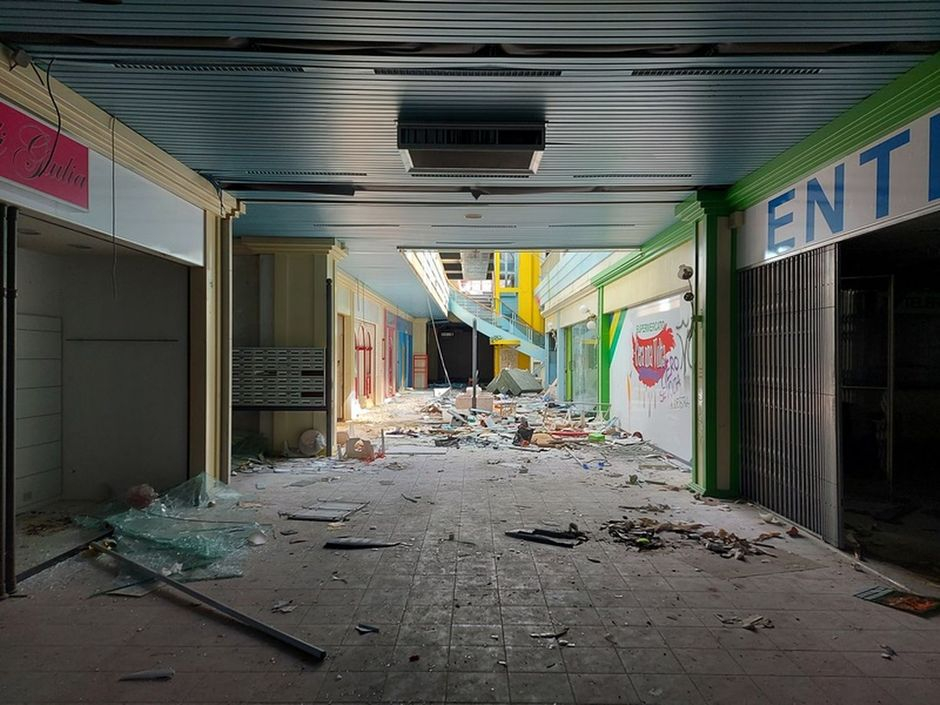 #18501 Centro commerciale di due piani con ampio parcheggio in vendita - foto 15