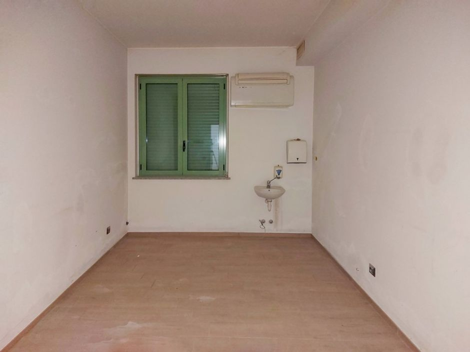 #18769 Negozio al piano terra con due garage in vendita - foto 2