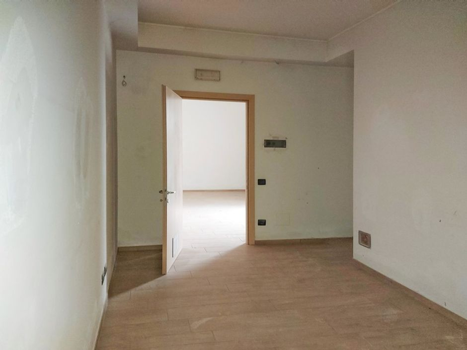 #18769 Negozio al piano terra con due garage in vendita - foto 3
