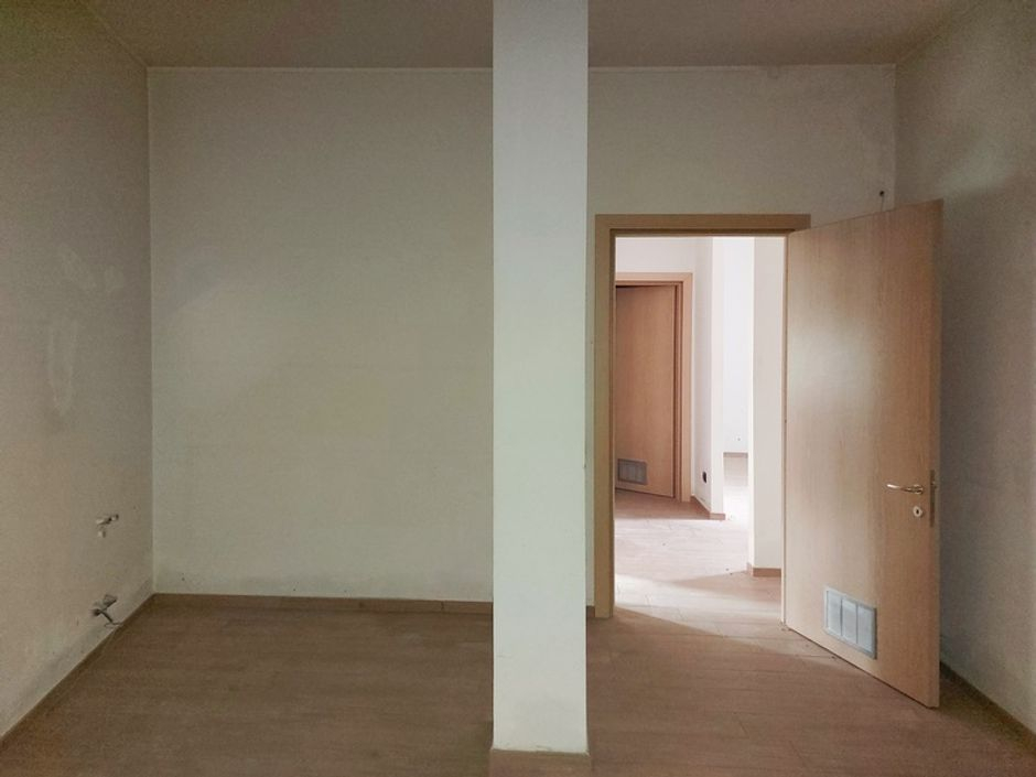 #18769 Negozio al piano terra con due garage in vendita - foto 5