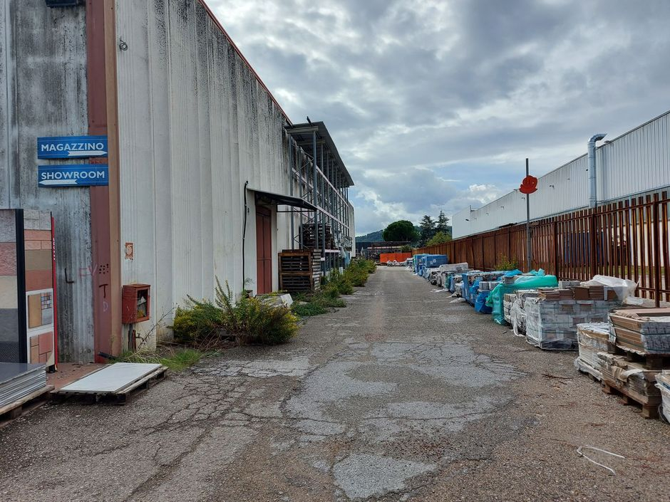 #18950 Capannone con zona espositiva e corte in vendita - foto 4