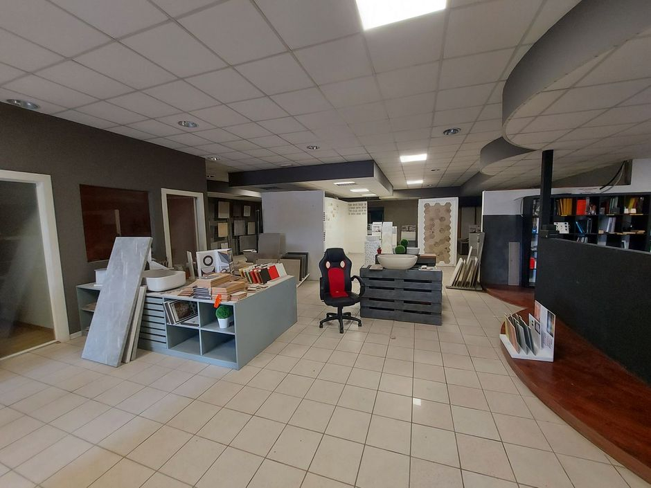 #18950 Capannone con zona espositiva e corte in vendita - foto 7