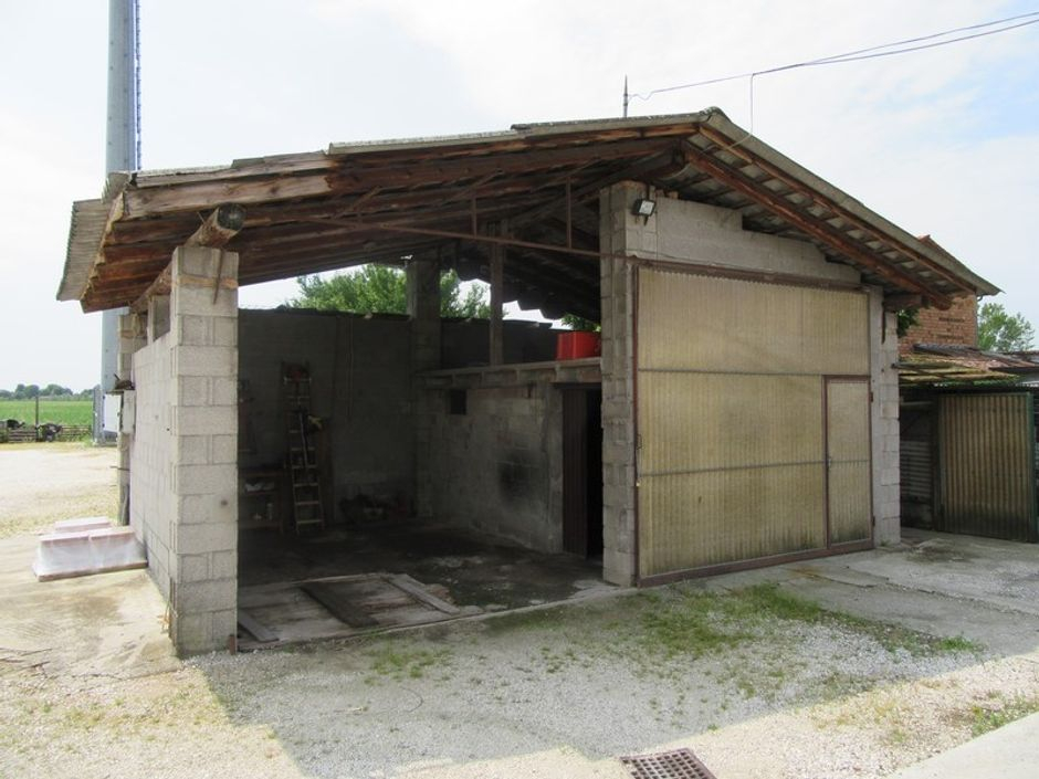 #1905 Deposito con possibilità edificatoria residua in vendita - foto 1