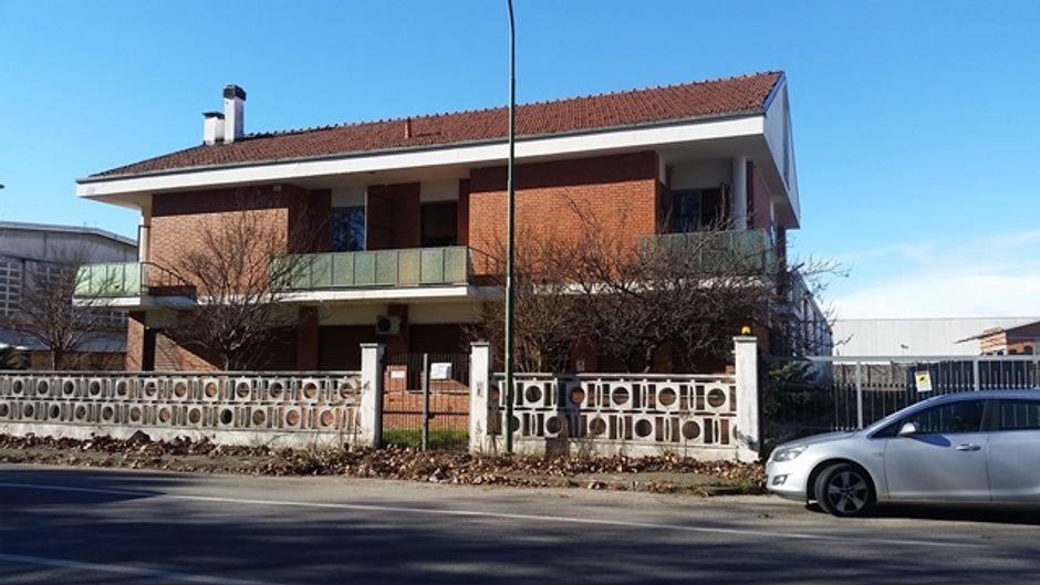 #1933 Capannone con uffici e due alloggi in vendita - foto 2
