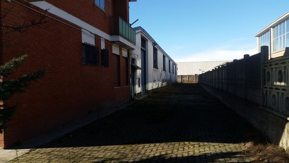 #1933 Capannone con uffici e due alloggi in vendita - foto 3