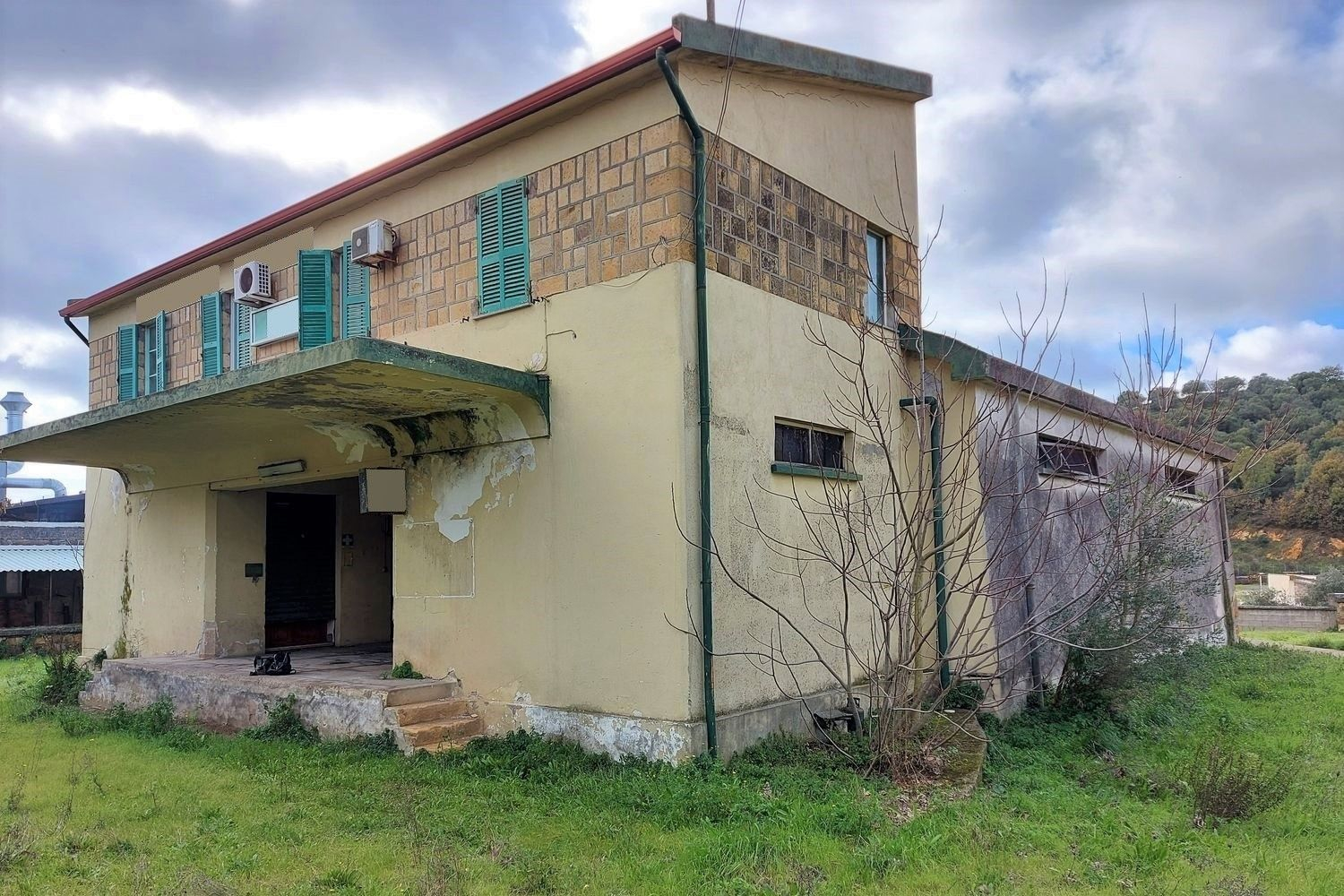Capannoni con servizi in vendita