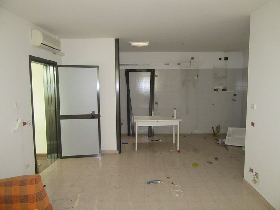 #1947 Magazzino con uffici e abitazione in vendita - foto 8