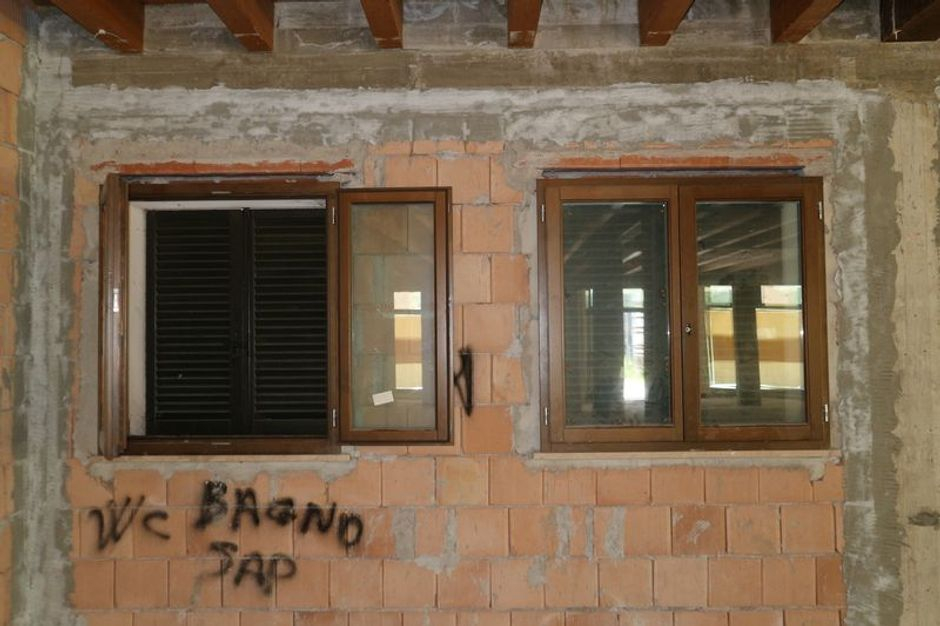 #2116 Negozio grezzo (subalterno 104) e posto auto coperto in vendita - foto 4