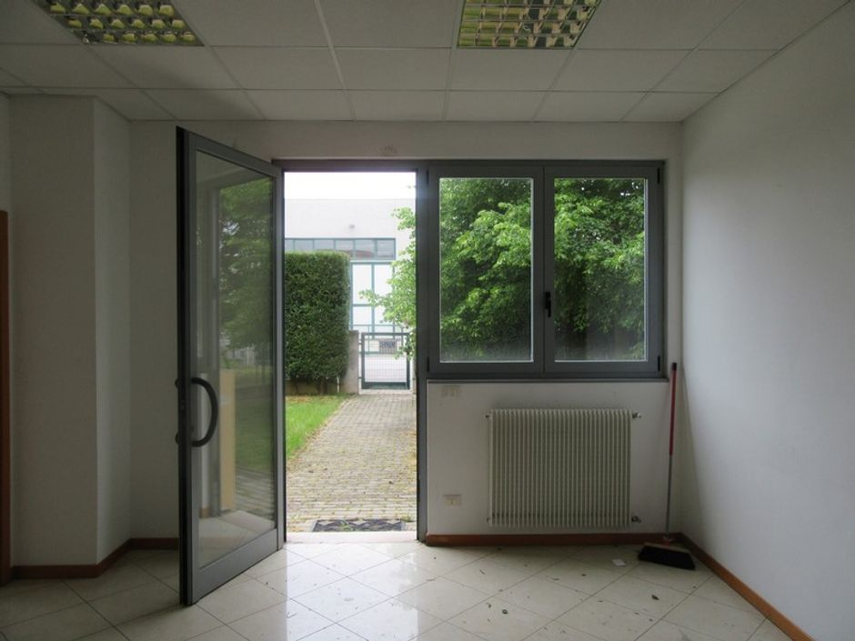 #2138 Magazzino con residenza ed uffici in vendita - foto 4