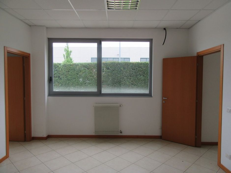 #2138 Magazzino con residenza ed uffici in vendita - foto 5