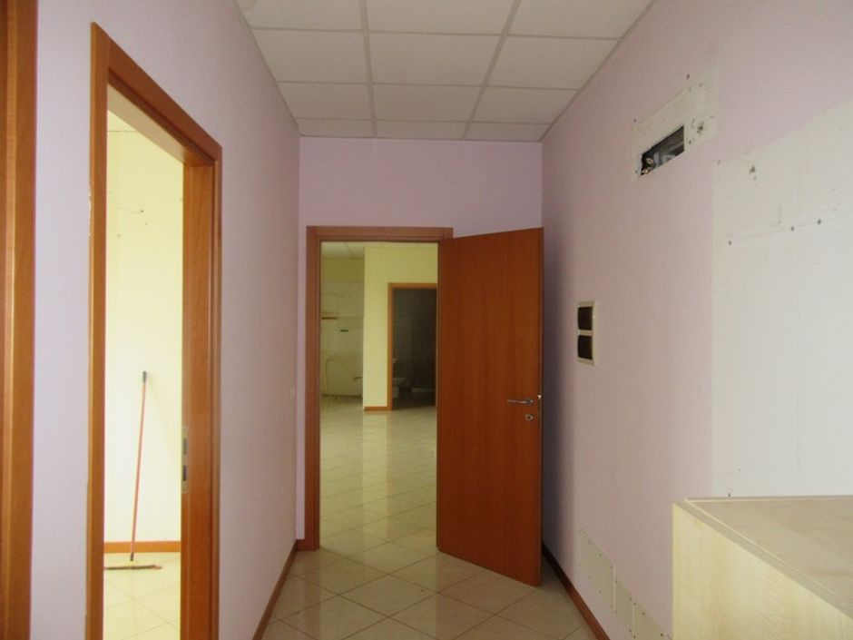 #2138 Magazzino con residenza ed uffici in vendita - foto 8