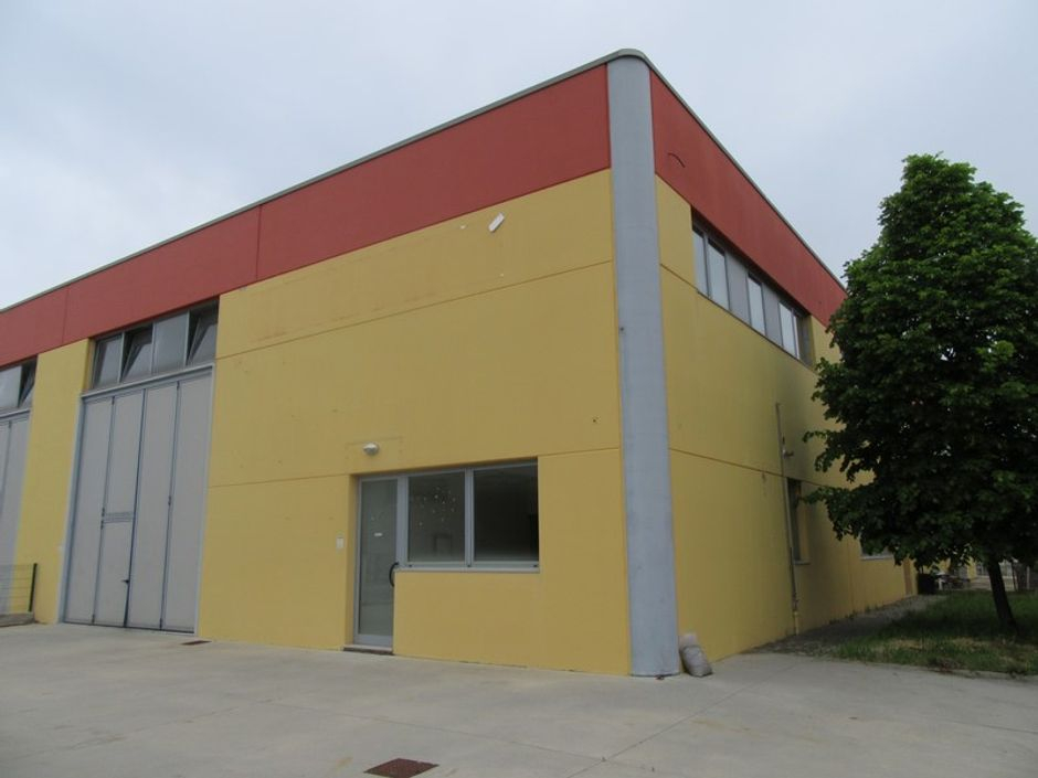 #2139 Magazzino con residenza ed uffici in vendita - foto 1
