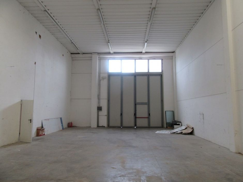 #2139 Magazzino con residenza ed uffici in vendita - foto 2