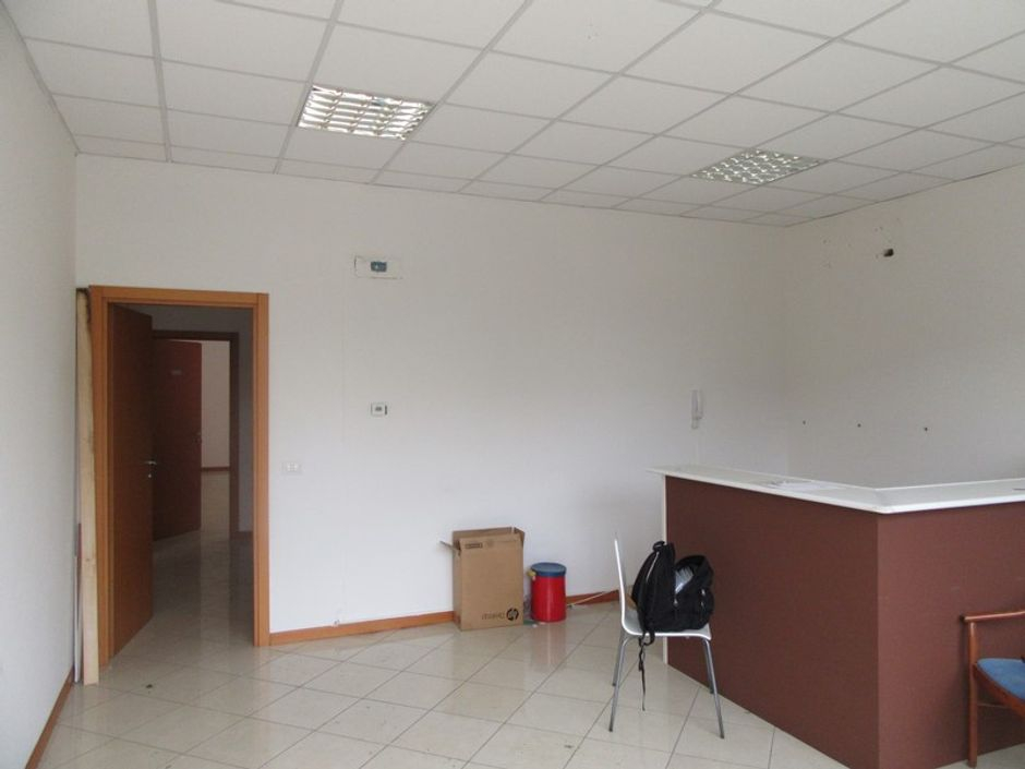 #2139 Magazzino con residenza ed uffici in vendita - foto 4