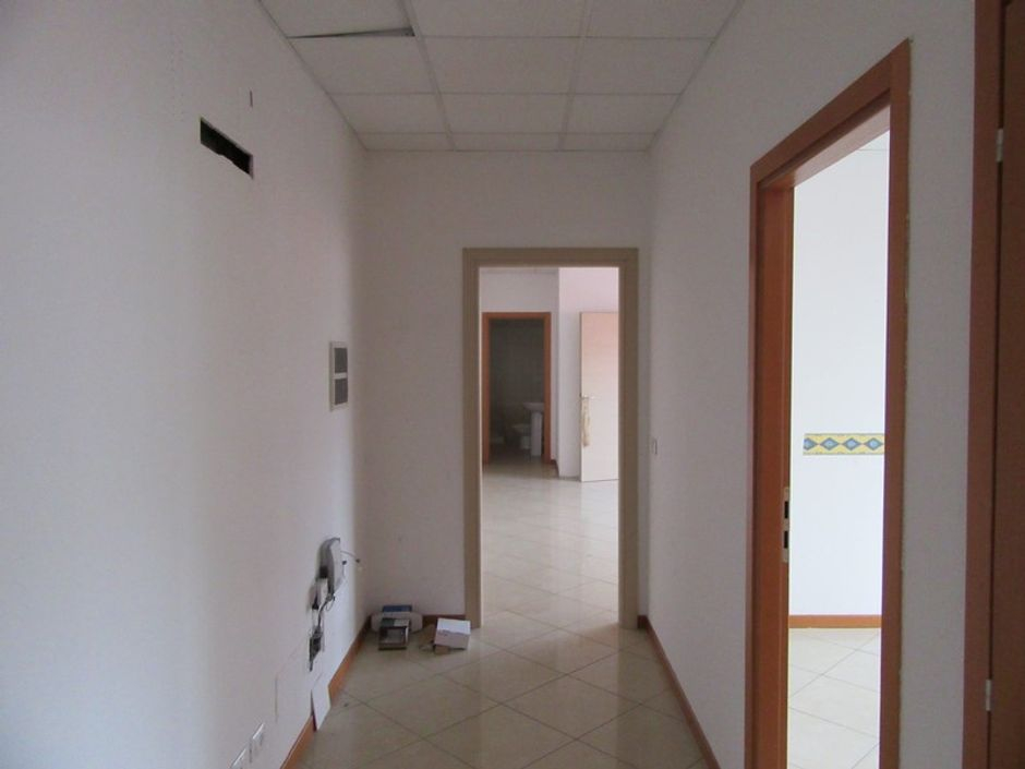 #2139 Magazzino con residenza ed uffici in vendita - foto 8