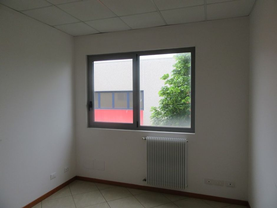 #2139 Magazzino con residenza ed uffici in vendita - foto 9