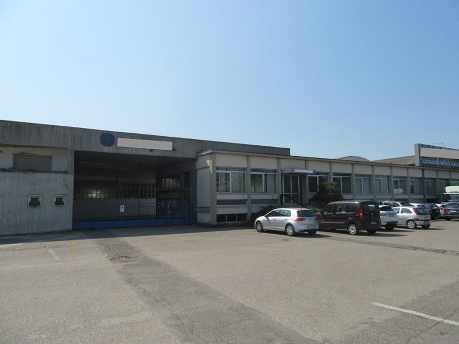 #2157 Capannone produttivo con magazzino e corte in vendita - foto 2