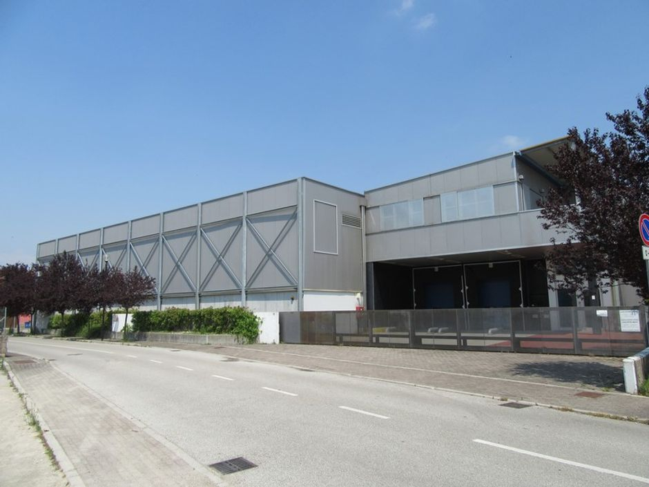 #2168 Capannone commerciale con uffici in vendita - foto 1