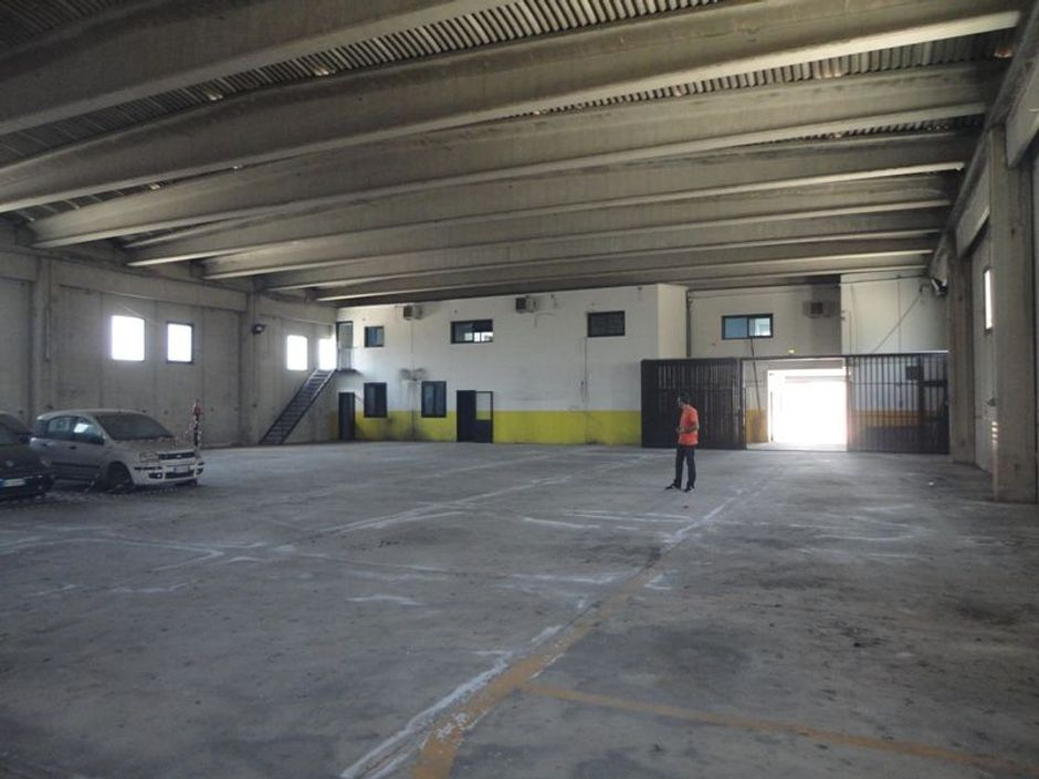 #2181 Capannone commerciale con uffici e corte esterna in vendita - foto 1