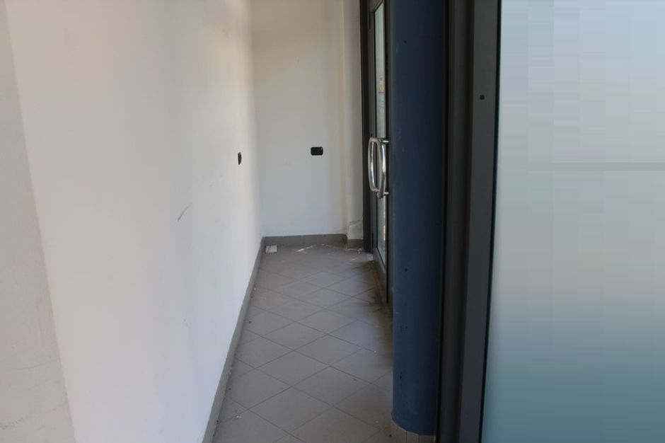 #2206 Negozio al piano terra in vendita - foto 2