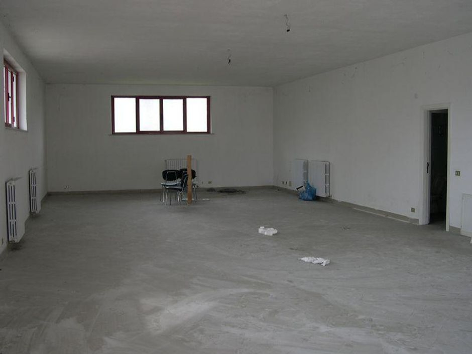 #2286 Due negozi al piano terra in vendita - foto 2