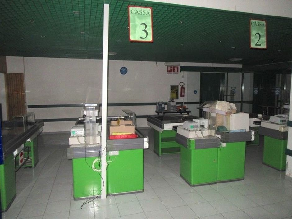 #2302 Supermercato e parcheggi al piano interrato in vendita - foto 2