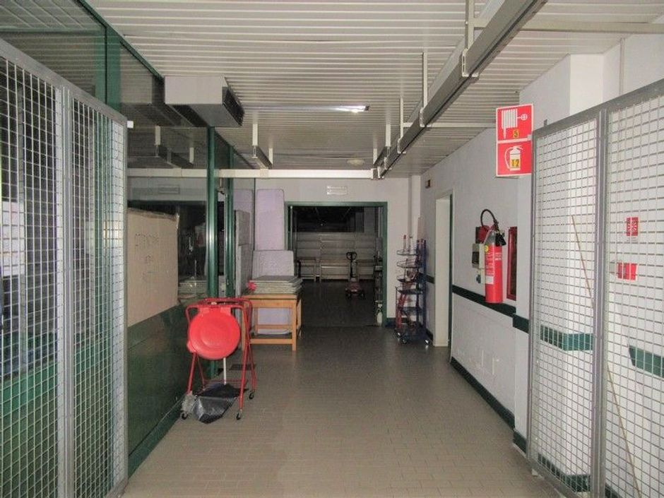 #2302 Supermercato e parcheggi al piano interrato in vendita - foto 3