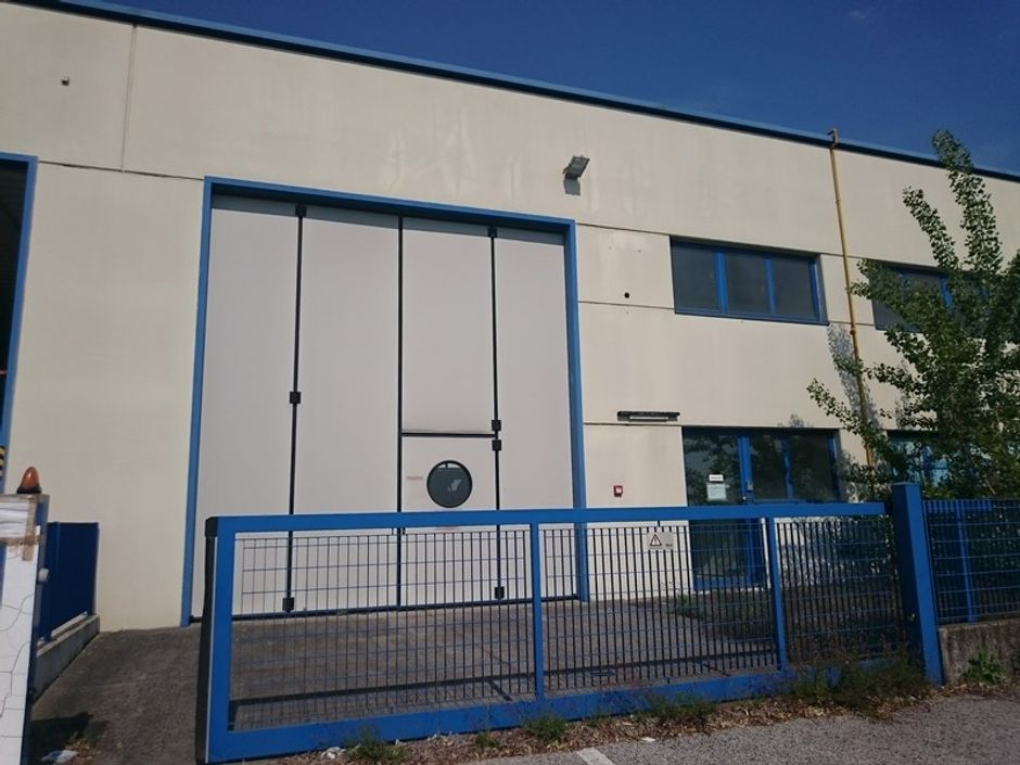 #2318 Porzione di capannone con uffici in vendita - foto 2