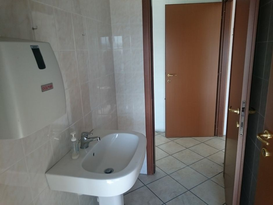 #2318 Porzione di capannone con uffici in vendita - foto 7