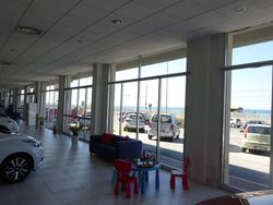 Capannone con sala mostra e officina