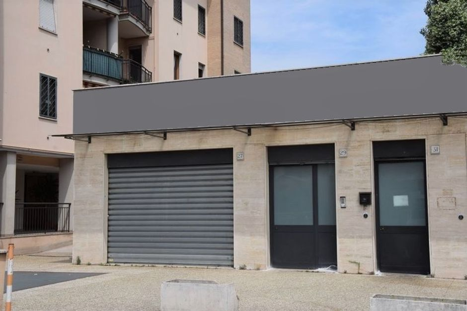 #2458 Locale commerciale con posto auto in vendita - foto 1