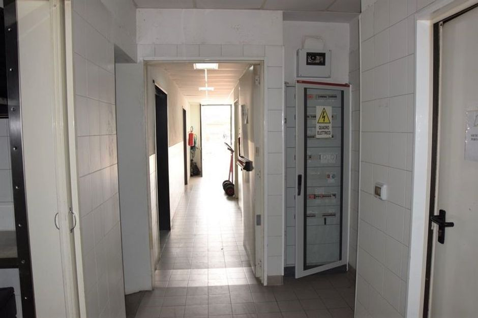 #2458 Locale commerciale con posto auto in vendita - foto 2