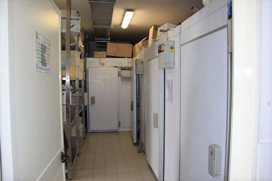 #2458 Locale commerciale con posto auto in vendita - foto 4