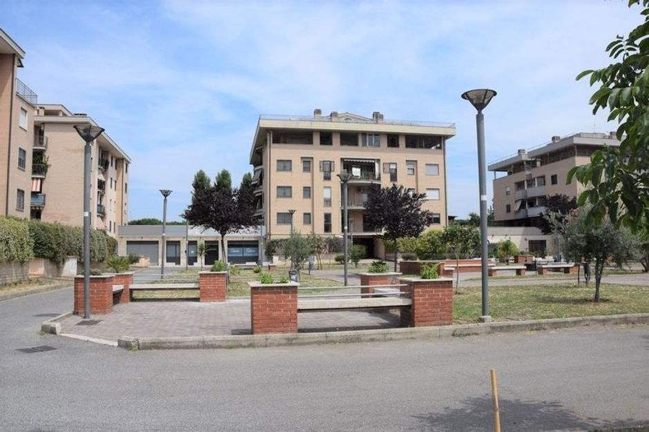 #2458 Locale commerciale con posto auto in vendita - foto 8