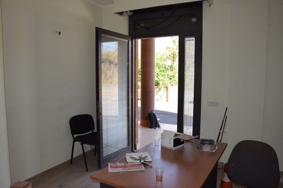 #2559 Negozio al piano terra con magazzino in vendita - foto 2