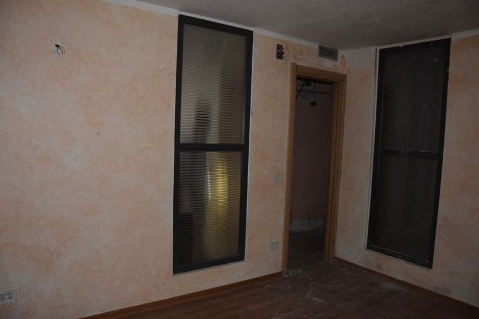 #2559 Negozio al piano terra con magazzino in vendita - foto 8