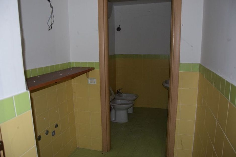 #2559 Negozio al piano terra con magazzino in vendita - foto 9