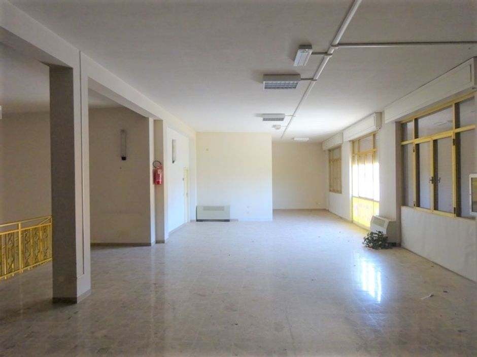 #2671 Capannone con locali commerciali, uffici e residenza in vendita - foto 9