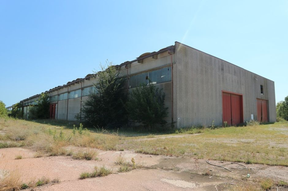 #2832 Capannone industriale con corte e terreni circostanti in vendita - foto 1