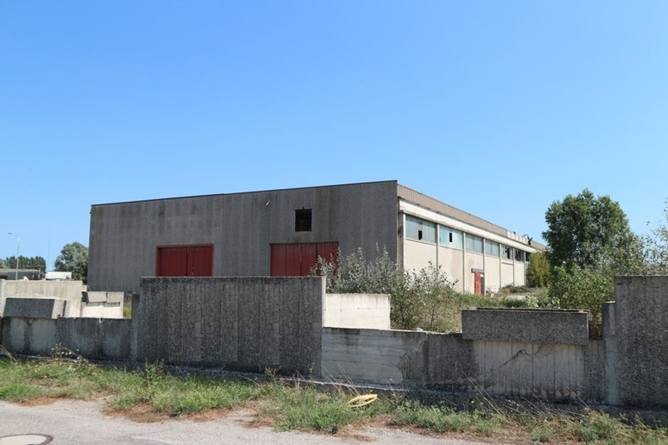 #2832 Capannone industriale con corte e terreni circostanti in vendita - foto 2