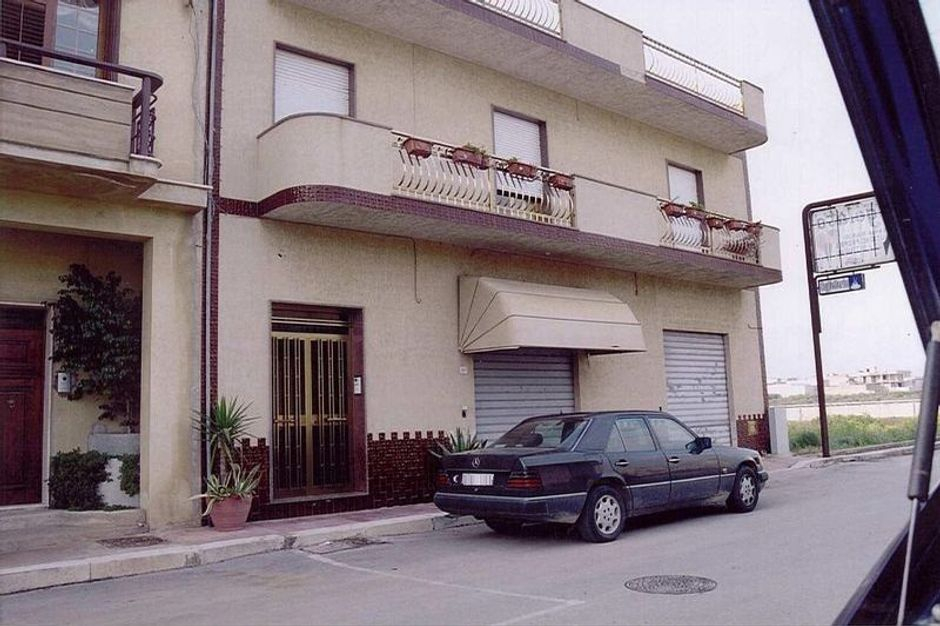 #3176 Negozio al piano terra con annesso appartamento in vendita - foto 1