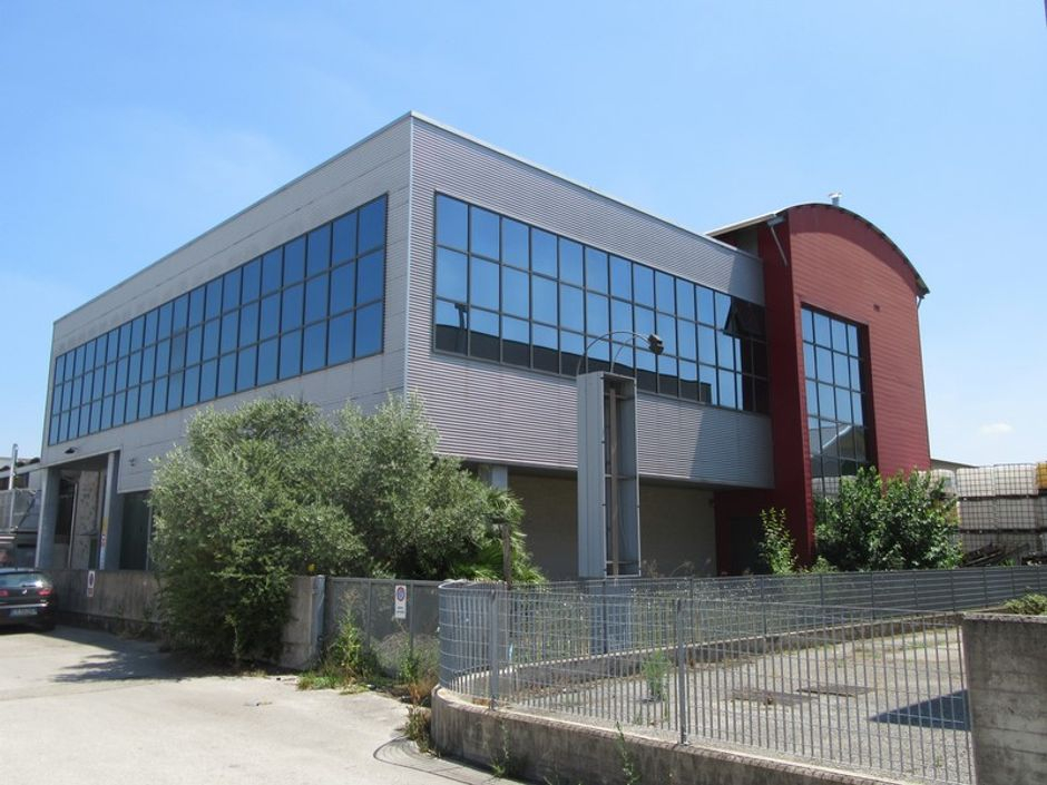 #3285 Porzione di capannone con uffici in vendita - foto 1