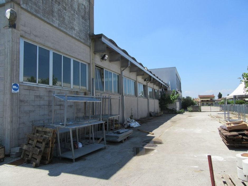 #3285 Porzione di capannone con uffici in vendita - foto 2