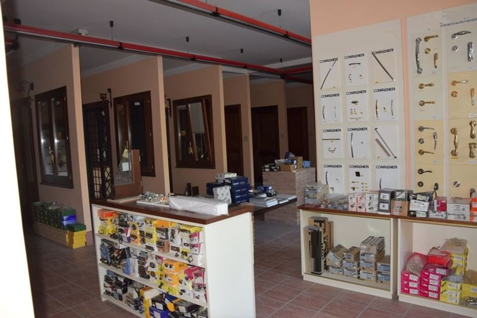 #3293 Porzione di capannone con area espositiva in vendita - foto 3
